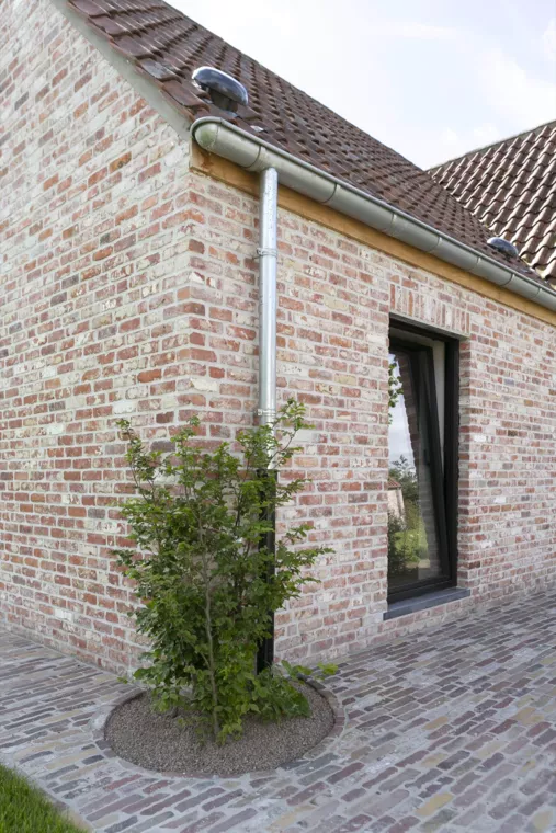 Luxueus vakantieverblijf omgeven door organische terrassen in natuursteen met slingerende kleiklinkerpaden en Engelse borders te Lo-Reninge (1) - 