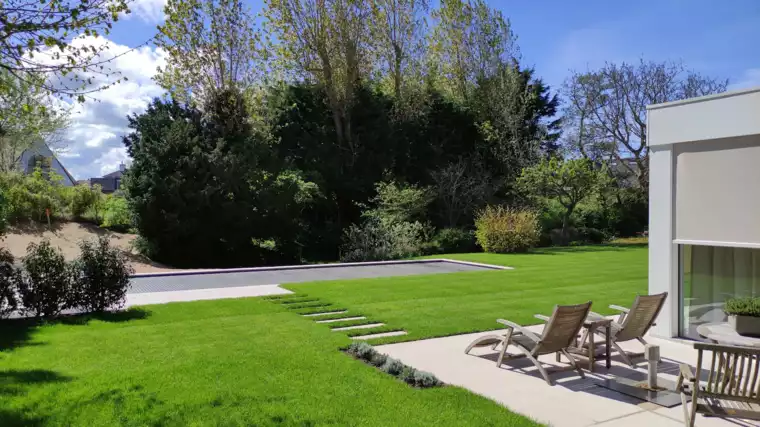 Elegant zwembad en sfeervolle tuin aan de kust (4) - 