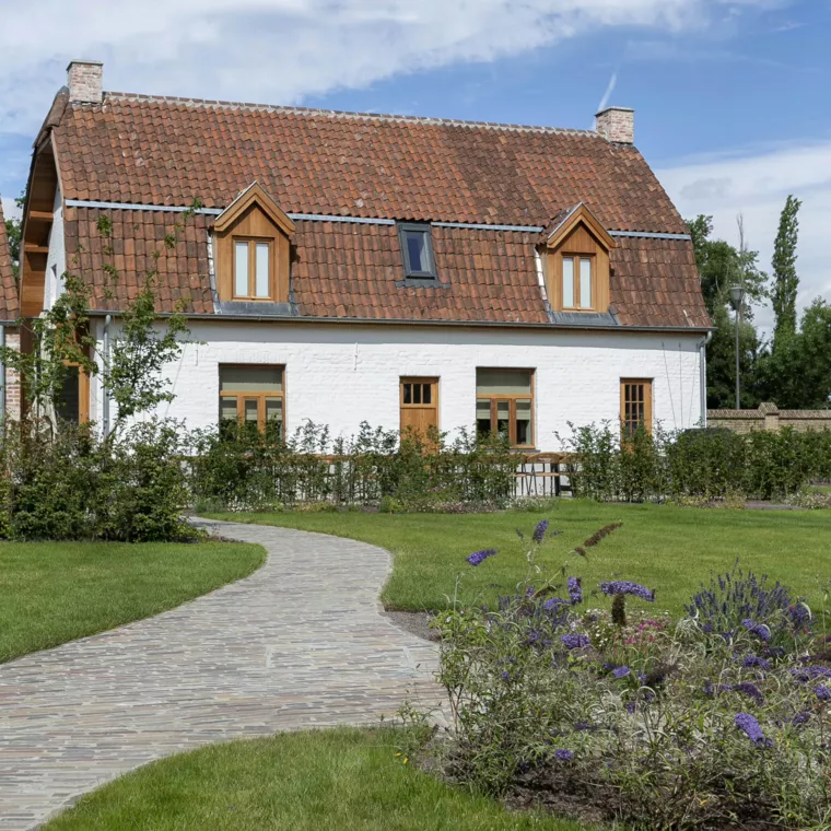 Luxueus vakantieverblijf omgeven door organische terrassen in natuursteen met slingerende kleiklinkerpaden en Engelse borders te Lo-Reninge (4) - 